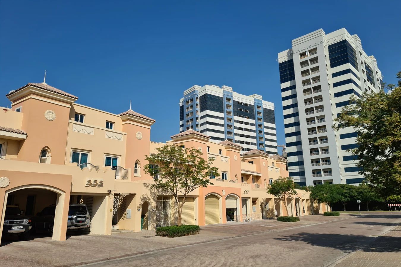 Oliva_Townhouses-Dubai_Sports_City-bld.jpg