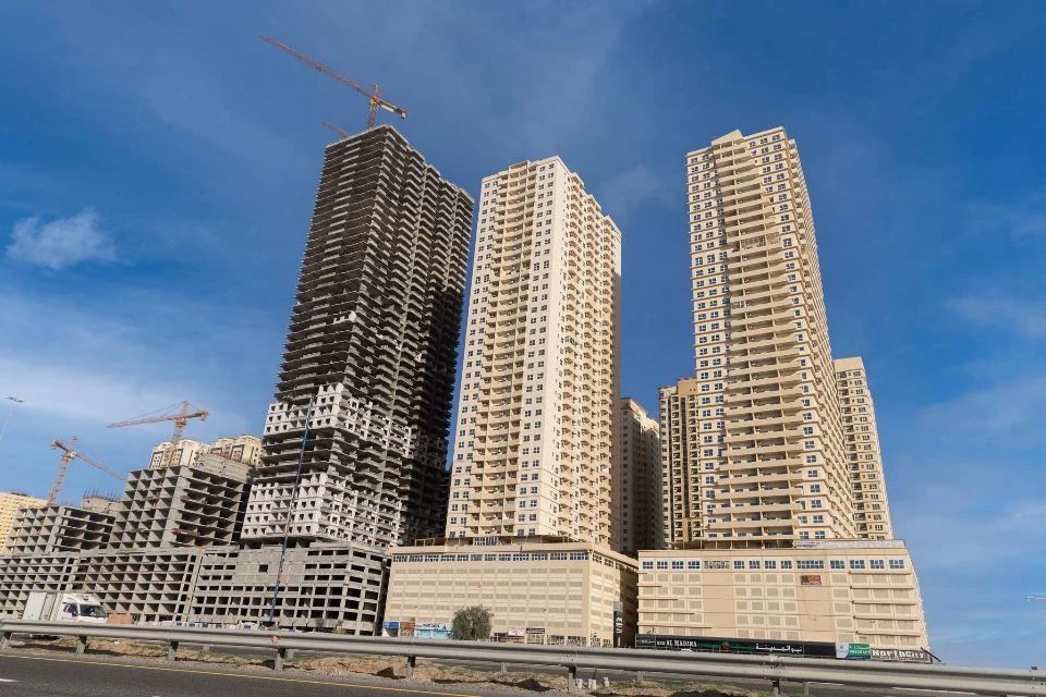 Lilies_Tower-Emirates_City-bld.jpg