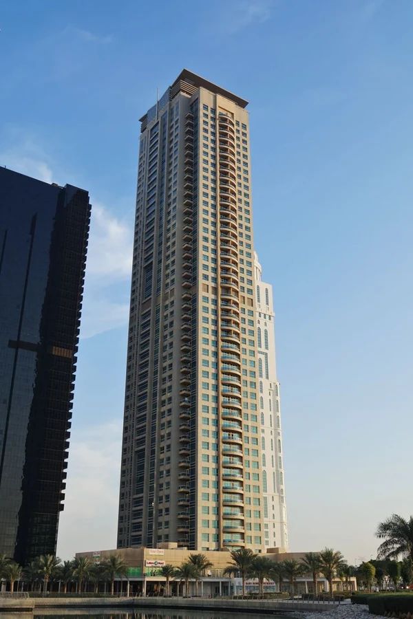 Lake_Point_Tower-Jumeirah_Lake_Towers_-_JLT-bld.jpg