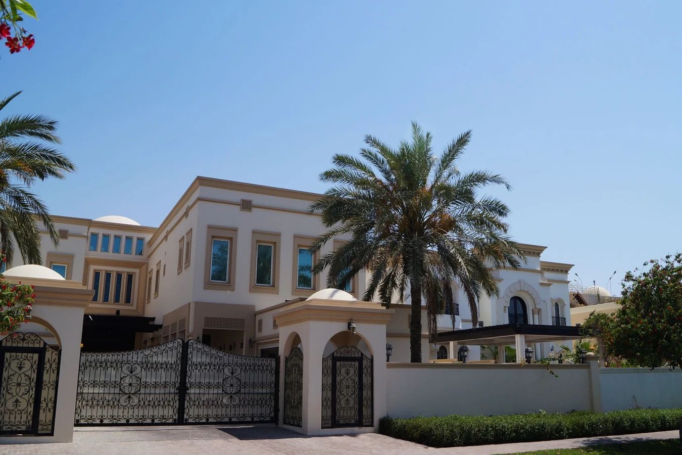 Al_Hambra_Villas-Emirates_Hills-bld.jpg