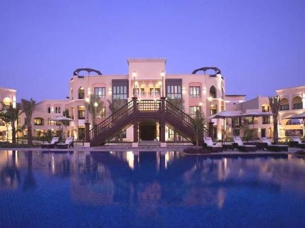Shangri-La_Hotel_-_Abu_Dhabi-Al_Maqtaa-bld.jpg